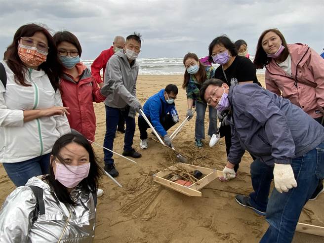 靈鷲山與福容大飯店共同今年再次攜手「淨灘免費看沙雕」活動，180位網友參加。（靈鷲山佛教教團提供）