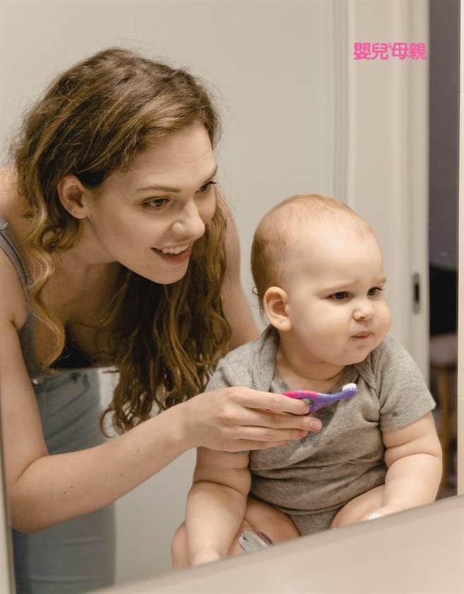 刷牙、涂氟、蛀牙 宝贝牙齿照顾的小妙招。(图/婴儿与母亲提供)