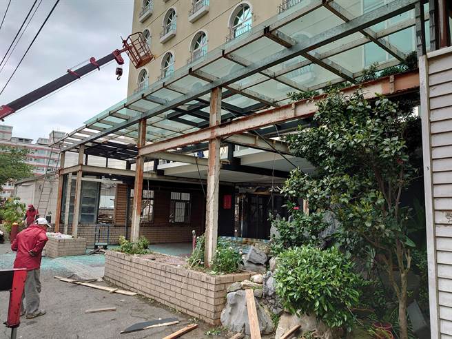 淡水区淡海路与淡海路165巷路口人行道过去遭当地饭店占用公有土地，近日已拆除违建并完成人行道铺面更新，提供民眾舒适步行空间，图为拆除前照。（新北市工务局提供）