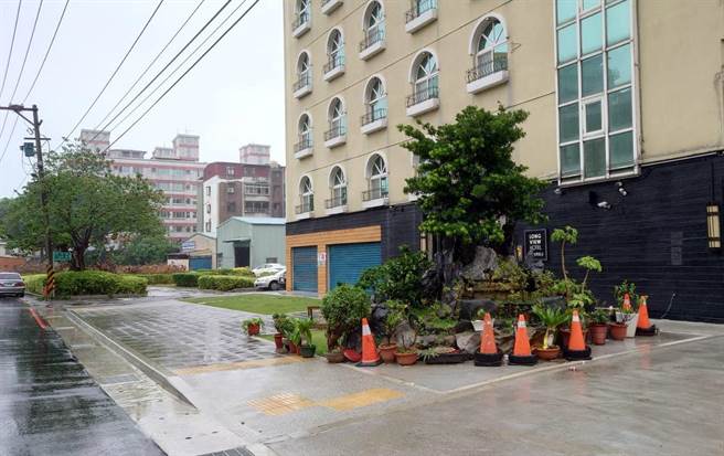 淡水区淡海路与淡海路165巷路口人行道过去遭当地饭店占用公有土地，近日已拆除违建并完成人行道铺面更新，提供民眾舒适步行空间，图为拆除后照。（新北市工务局提供）