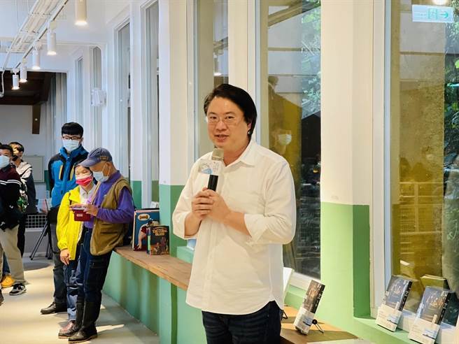 基隆市政府与青鸟书店携手合作，将太平国小转型为人文设计书店，并于23日下午盛大开幕，市长林右昌出席。（张颖齐摄）