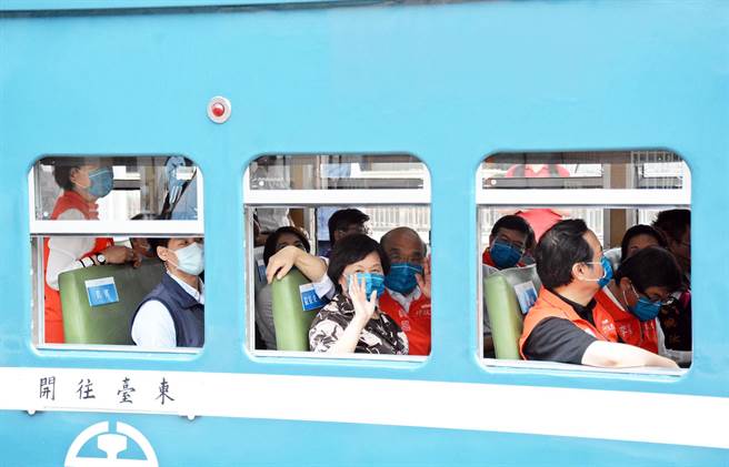 行政院长苏贞昌夫妻抢搭蓝皮火车復驶首发车，体验从枋寮站搭乘至枋山站。（林和生摄）