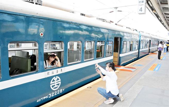 23日蓝皮火车復驶首航，不少铁道迷抢搭体验，并拍照留念。（林和生摄）