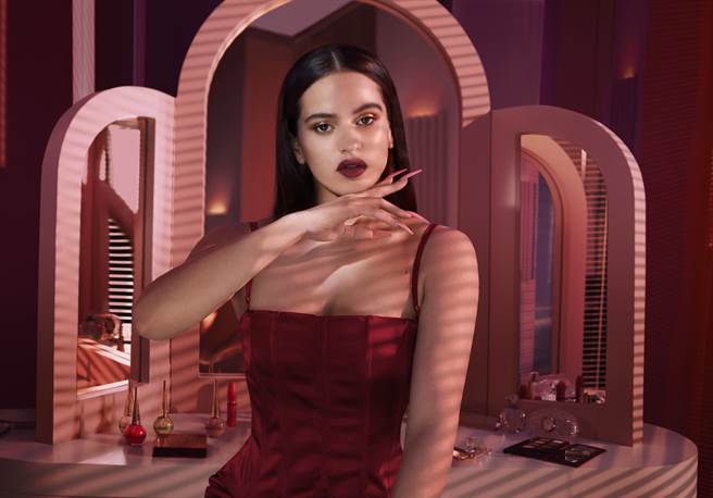 MAC、ADDICTION、PUPA、FreshO2推出全新限量彩妆，图中为全球知名拉丁天后Rosalia。（图／品牌提供）