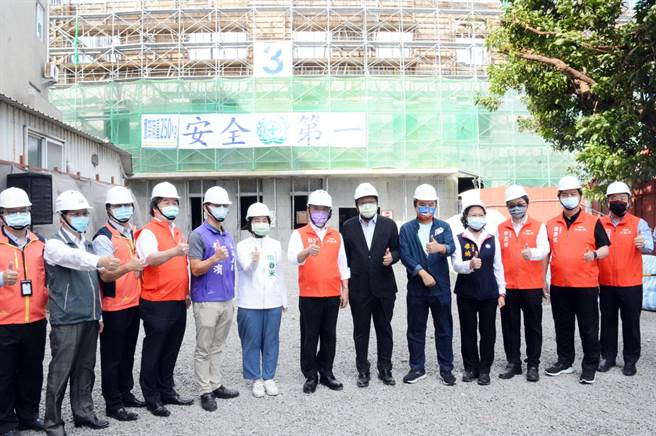 行政院长苏贞昌视察恒春旅游医院医疗大楼工程，强调要人给人、要钱给钱，希望工程尽速完工。(林和生摄)