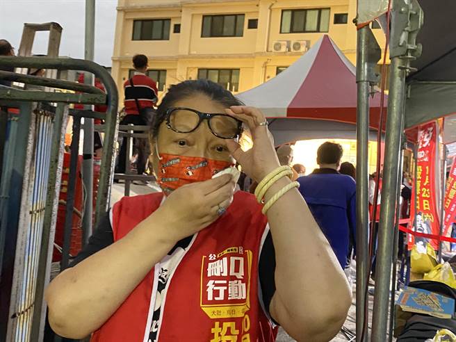 林姓志工聽到票數領先，當場喜極而泣。（張妍溱攝）