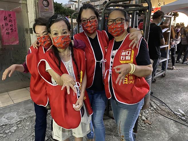 現場志工擁抱歡呼高喊：「自由民主．罷免成功！」。（張妍溱攝）