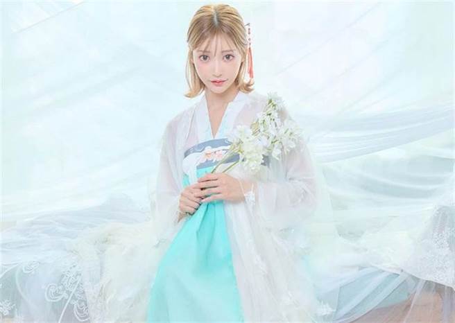 日本女星明日花绮罗（明日花キララ）曾是人气AV女优，更是许多男性的D槽女神。(图/ 摘自明日花绮罗IG)