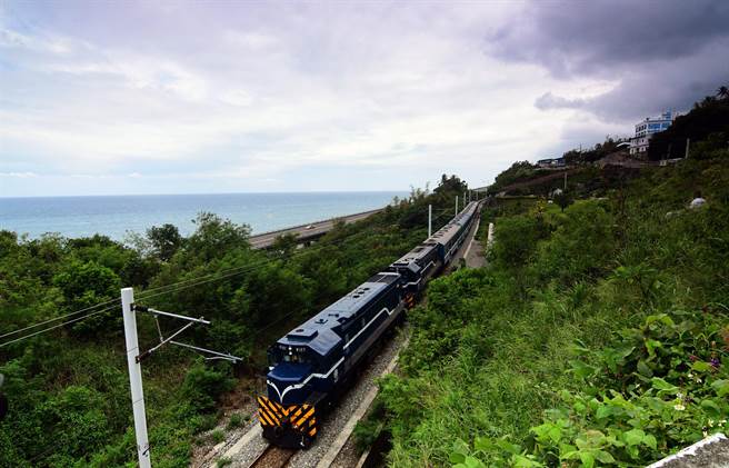 藍皮解憂號觀光列車搭配台東的無敵海景，是療癒遊程的新體驗。（莊哲權攝）