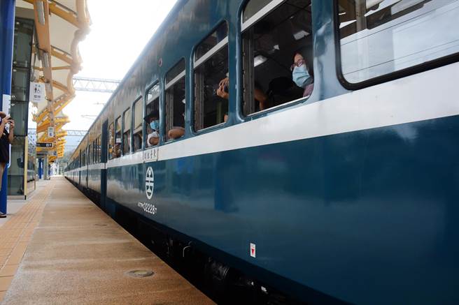 「藍皮解憂號」觀光列車首航，今天中午12點23分緩緩駛入台東縣太麻里站。（莊哲權攝）