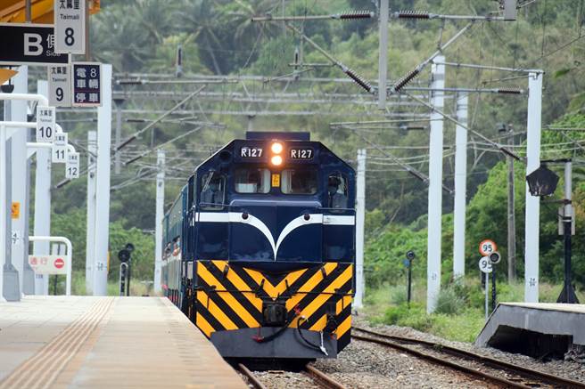 「藍皮解憂號」觀光列車首航，今天中午12點23分緩緩駛入台東縣太麻里站。（莊哲權攝）