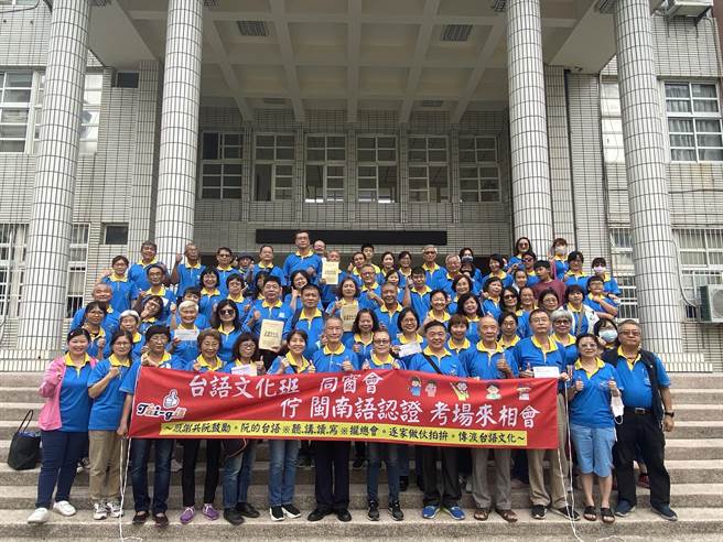 台南市退休国小校长黄良成指导的「台语文化班」学员，今天参加闽南语语言能力认证考试，他带大红布条来打气。(曹婷婷摄)