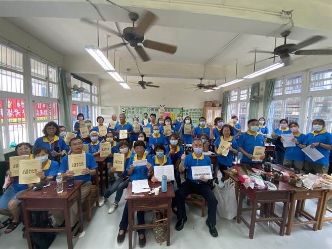 退休国小校长黄良成指导的「台语文化班」学员，今天参加闽南语认证考试。（曹婷婷摄）