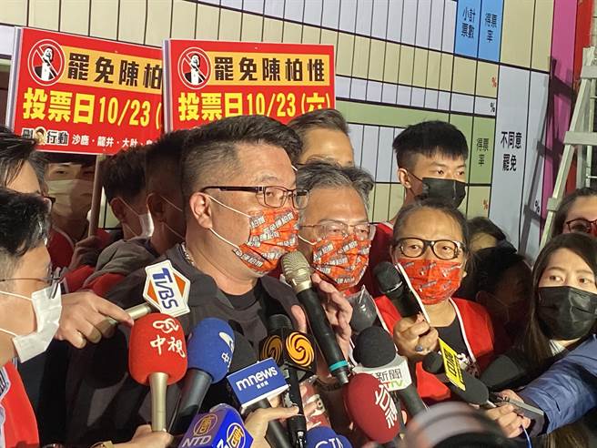 领衔人杨文元感谢支持者一路相挺，终于「找回光荣、赢回台中」。（张妍溱摄）