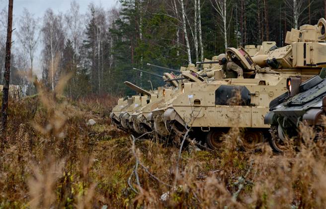 美国继续说服各国合作对抗大陆，但许多北约盟友强调不应忽视俄罗斯威胁。图为于爱沙尼亚演习的美军。（图／DVIDS）