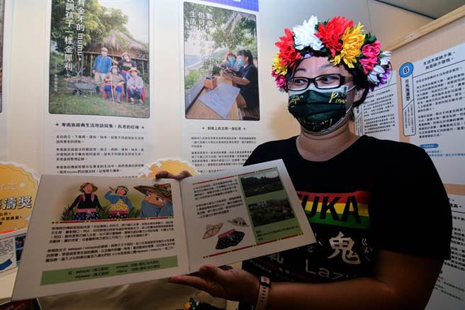 台东卑促会执行社区营造，採集长辈骂人的「金句」，做为母语教教学绘本。（庄哲权摄）  