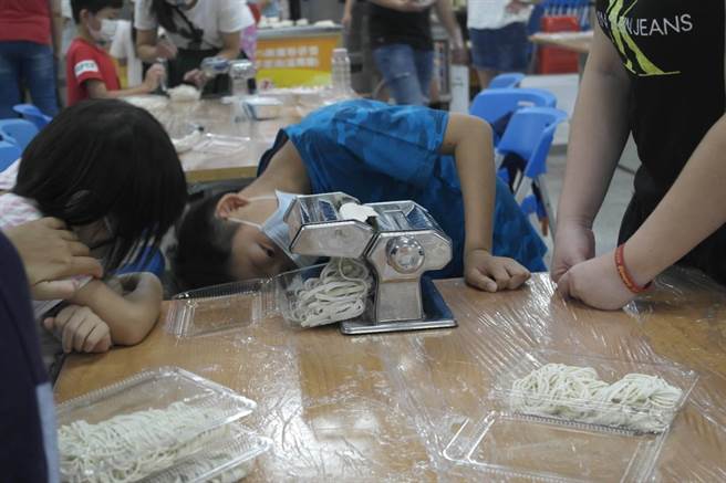 嘉义县中埔乡和睦国小学童体验用米做出米麵条。（和睦国小提供／张亦惠嘉县传真）