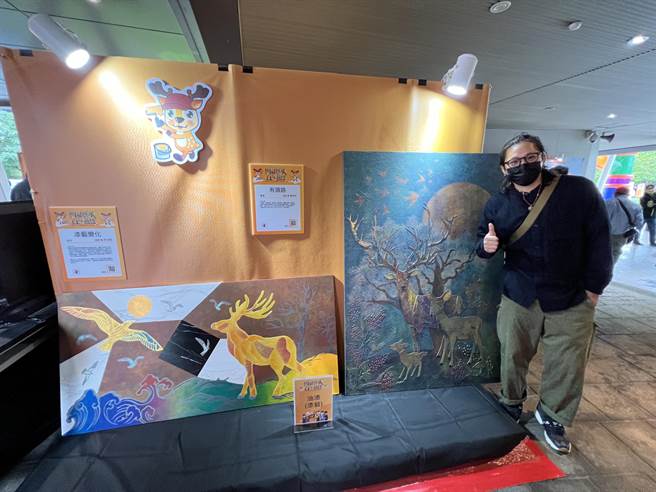 今年在桃园市百年薪传达人选拔赛中漆艺组夺冠的黄郁皓年仅29岁，不讳言工匠职场年轻人不到1／5，但只要撑下去，月薪6至7万不是问题，「坚持是成功唯一的路！」，右图为他得奖作品。（蔡依珍摄）