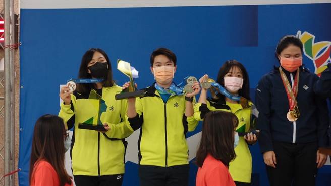 高雄市體育總會射擊委員會代表隊成員（左起）鐘芷緣、李沛晴、吳佳穎拿下佳績。（高雄市體育總會射擊委員會提供）