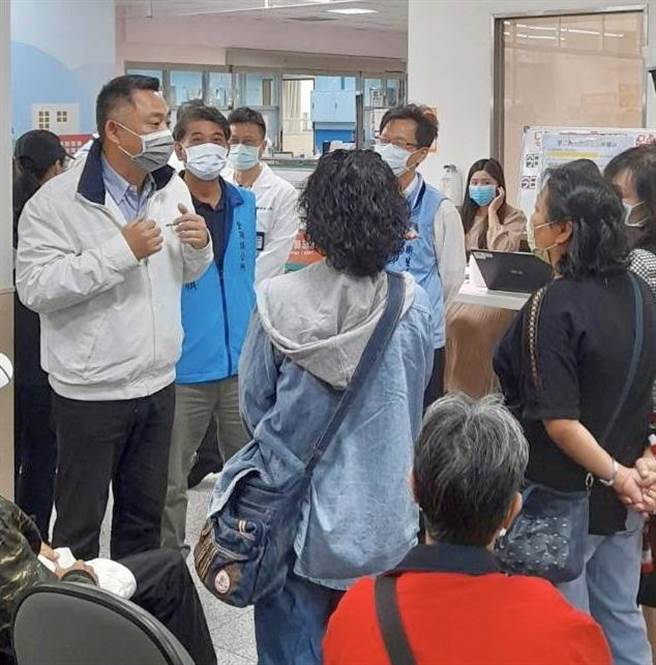 杨镇浯县长访视大型接种站作业，提醒乡亲要多喝水、多休息。（金湖镇公所提供）