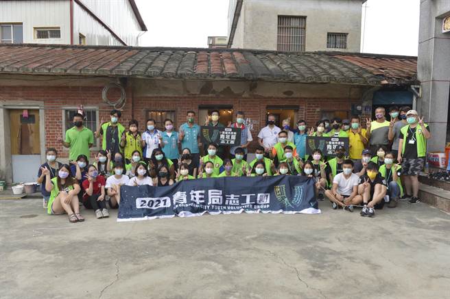 高雄市政府青年局志工團與左營區美國學校師生共40位，今（23）日前往美濃社區，進行在地伙房整修工作，希望透過志願服務協助返鄉創就業青年，為高雄偏遠地區注入創新服務能量。（高市青年局提供）