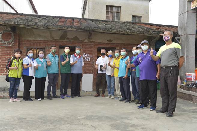 高雄市政府青年局志工團與左營區美國學校師生共40位，今（23）日前往美濃社區，進行在地伙房整修工作，希望透過志願服務協助返鄉創就業青年，為高雄偏遠地區注入創新服務能量。（高市青年局提供）