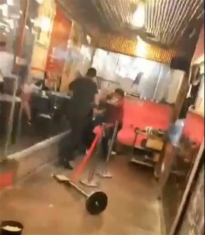 画面中黑衣人不断棒打其中一名男子，现场场面混乱连红龙都被撞倒在地。（翻摄自绿豆嘉义人／张亦惠嘉县传真）