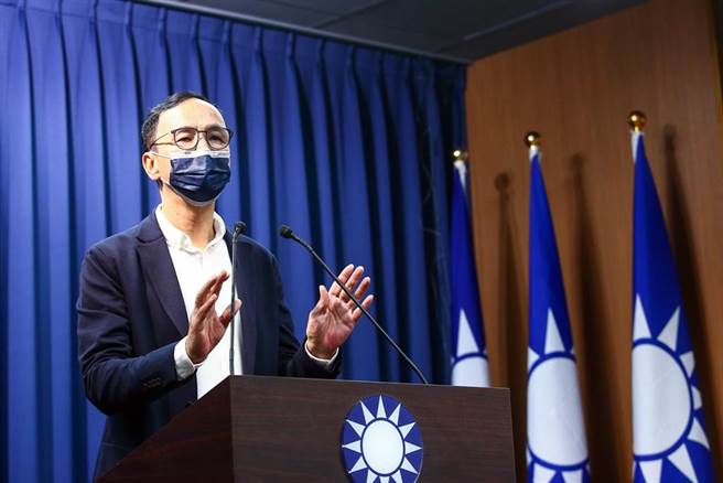 台中市立委陈柏惟罢免案23日举行，最后投票结果，以同意票7万7899，通过陈柏惟罢免案。国民党主席朱立伦（见图）晚间出席回应，这是台湾民主的最好表现。媒体询问主席国民党将推出什么人选，他回应会尊重民意推出最适合的人选。（邓博仁摄）
