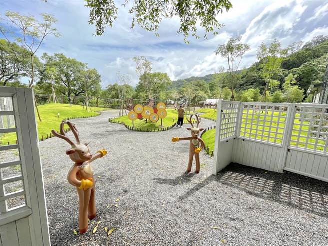 有台版小奈良之称的「斑比山丘」将园区扩大，在进入斑比森林区前，可在草丘小径区漫步、拍照。（何书青摄）