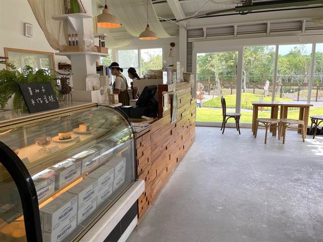人气品牌「美美子咖啡厅」进驻斑比山丘，让游客多了休憩餐饮的空间。（何书青摄）