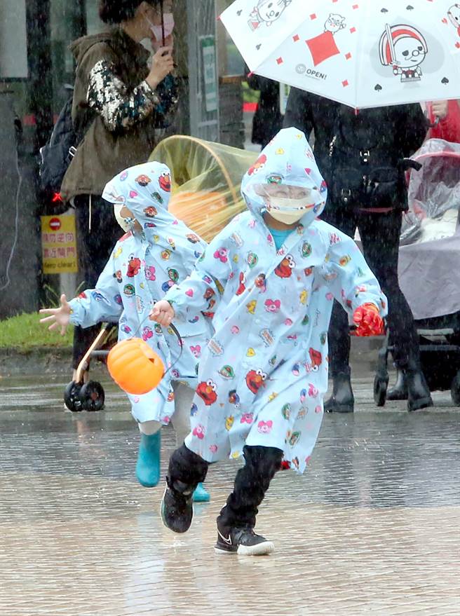 台北市虽然下起大雨，小朋友丝毫不受影响，开心在动物园内奔跑玩乐。（赵双杰摄）