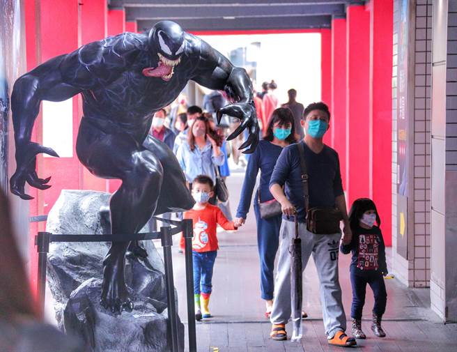 23日北部气温骤降并下雨，但民眾外出心情未受影响，仍携家带眷逛街。（罗永铭摄）