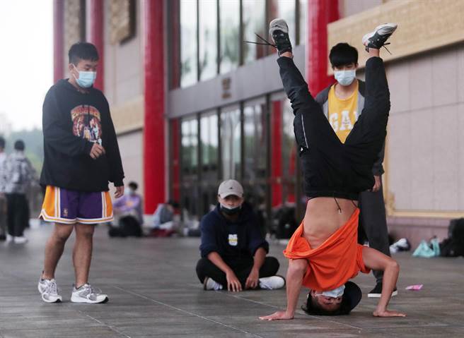 爱好街舞的学生聚集中正纪念堂音乐厅骑楼，切磋舞技。(陈怡诚摄)