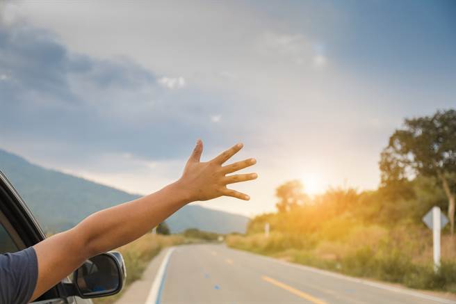 一名日本男子于路边休息时将右手伸出窗外，结果被经过的日本黑熊咬伤。图为示意图，并非当事人。（达志影像／Shutterstock）