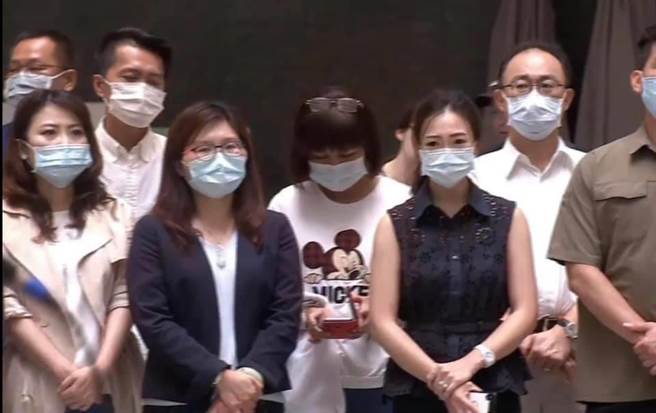 白乔茵今在脸书PO图文，附上去年罢韩当天，她表情哀戚红了眼眶的照片，她说，市府同事重传这张一年多前的照片给她「欸你知道罢韩当天你哭超惨的吗？」。（白乔茵提供）