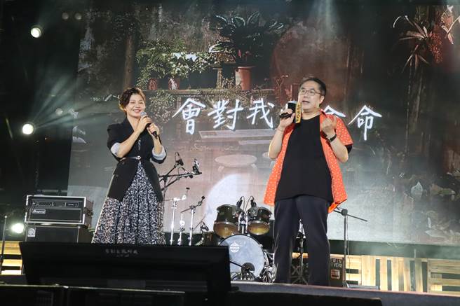 將軍吼音樂節登場，台南市長黃偉哲（右）與嘉玲媽于子育合唱「一人一半」，台下觀眾也一起跟唱。（劉秀芬攝）