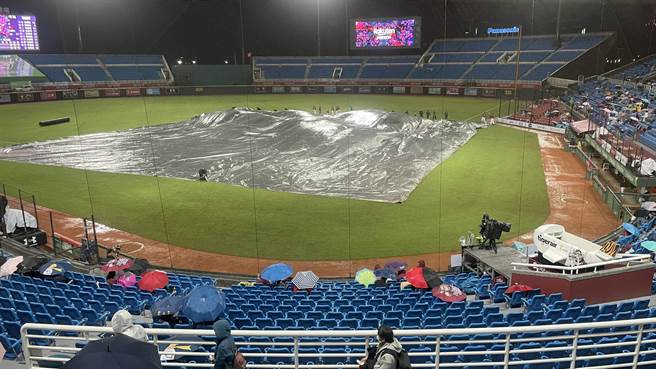 桃园棒球场进行的乐天桃猿与统一狮之战打到6局下因雨暂停。（毛琬婷摄）