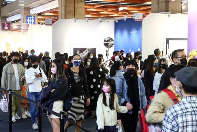 2021年第28届台北国际艺术博览会，随着台湾疫情趋缓下，如期于世贸一馆举行。适逢周末，虽台北天气湿冷，仍吸引许多艺术爱好者与藏家进场参观。（邓博仁摄）
