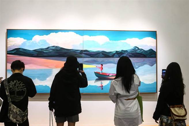 2021年第28届台北国际艺术博览会，随着台湾疫情趋缓下，如期于世贸一馆举行。适逢周末，虽台北天气湿冷，仍吸引许多艺术爱好者与藏家进场参观。（邓博仁摄）
