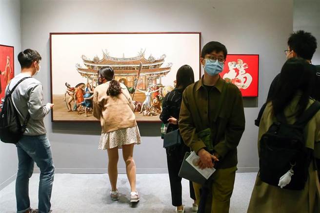 2021年第28届台北国际艺术博览会，随着台湾疫情趋缓下，如期于世贸一馆举行。适逢周末，虽台北天气湿冷，仍吸引许多艺术爱好者与藏家进场参观。（邓博仁摄）
