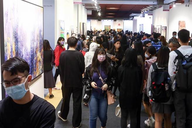 2021年第28届台北国际艺术博览会，随着台湾疫情趋缓下，如期于世贸一馆举行。适逢周末，虽台北天气湿冷，仍吸引许多艺术爱好者与藏家进场参观。（邓博仁摄）
