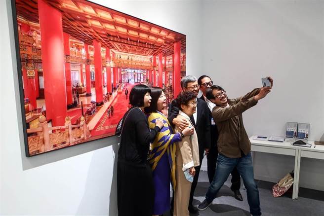 2021年第28届台北国际艺术博览会，随着台湾疫情趋缓下，如期于世贸一馆举行。适逢周末，虽台北天气湿冷，仍吸引许多艺术爱好者与藏家进场参观。前副总统陈建仁（后排右2）夫妇也特地前往观展，并与参展者、总统府摄影官林育良（右前）合影留念。（邓博仁摄）
