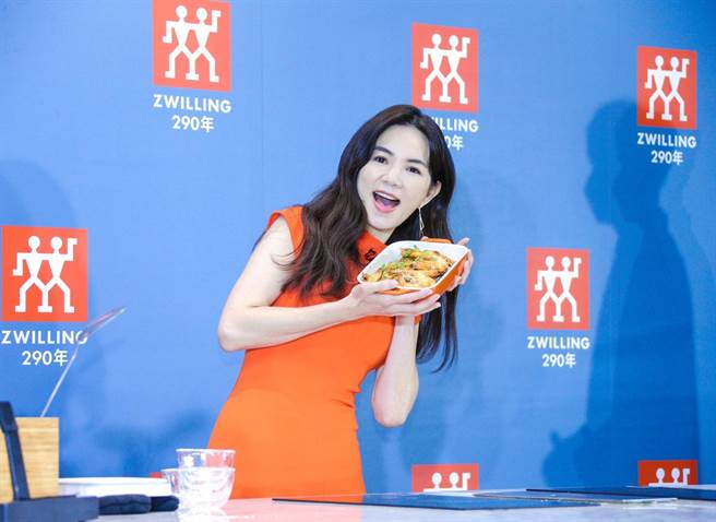 Ella乐拥2个瘦子好友喊羡慕 甜放闪「老公费洛蒙用我身上」。