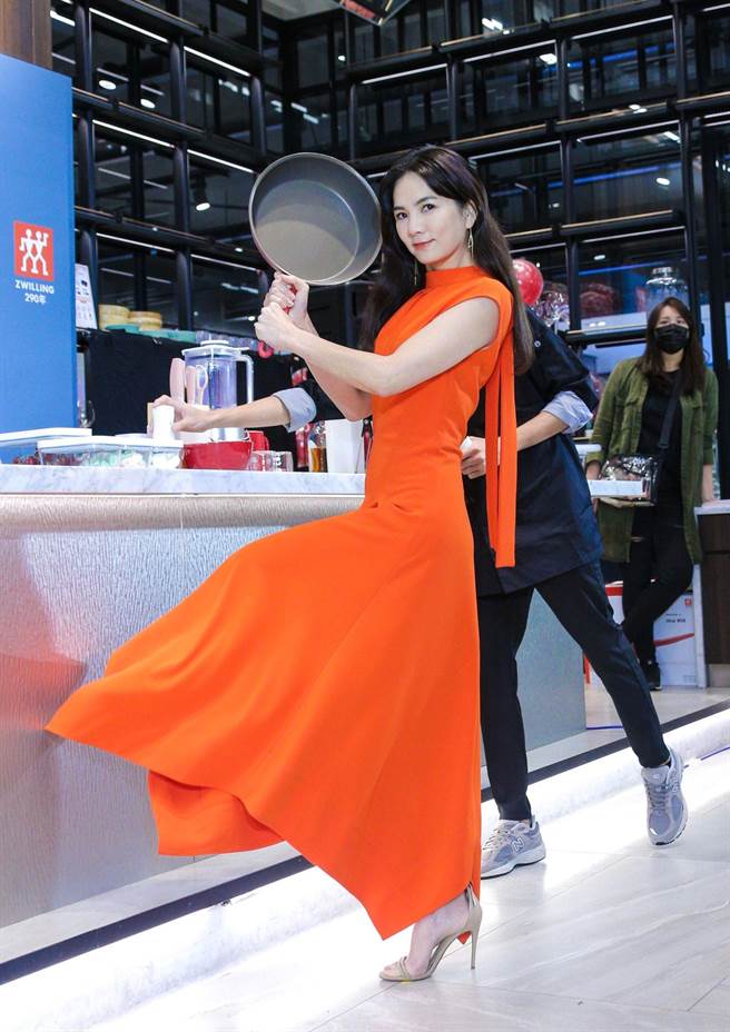 Ella出席活动，在现场大秀精湛厨艺，开心跟粉丝互动。（罗永铭摄）