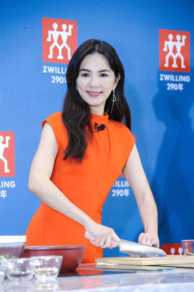 Ella出席活动，在现场大秀精湛厨艺，开心跟粉丝互动。（罗永铭摄）