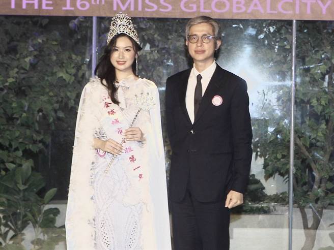 2021全球城市小姐台北赛区冠军赖沛涵(左)、法乔维美诊所总院长邱浚彦。(中华全球城市选市选拔协会提供)
