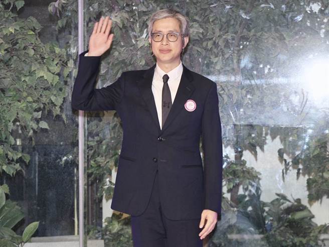 2021全球城市小姐台北赛区冠军赖沛涵(左)、法乔维美诊所总院长邱浚彦。(中华全球城市选市选拔协会提供)