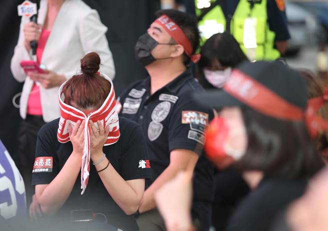 图为第10届立委台中市第2选举区陈柏惟罢免案，不少陈柏惟支持者看开票看到大势已去时，难过得哭了。（黄国峰摄）