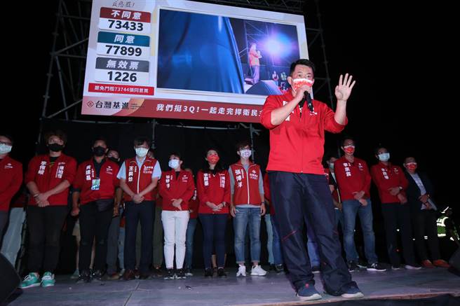 罢免案过关，陈柏惟上台发言。（黄国峰摄）