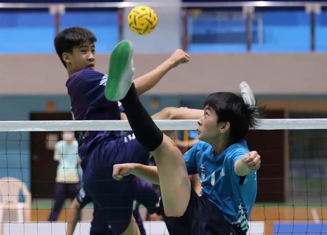 士林國中在男子組上演兄弟鬩牆。(中華民國籐球協會提供)